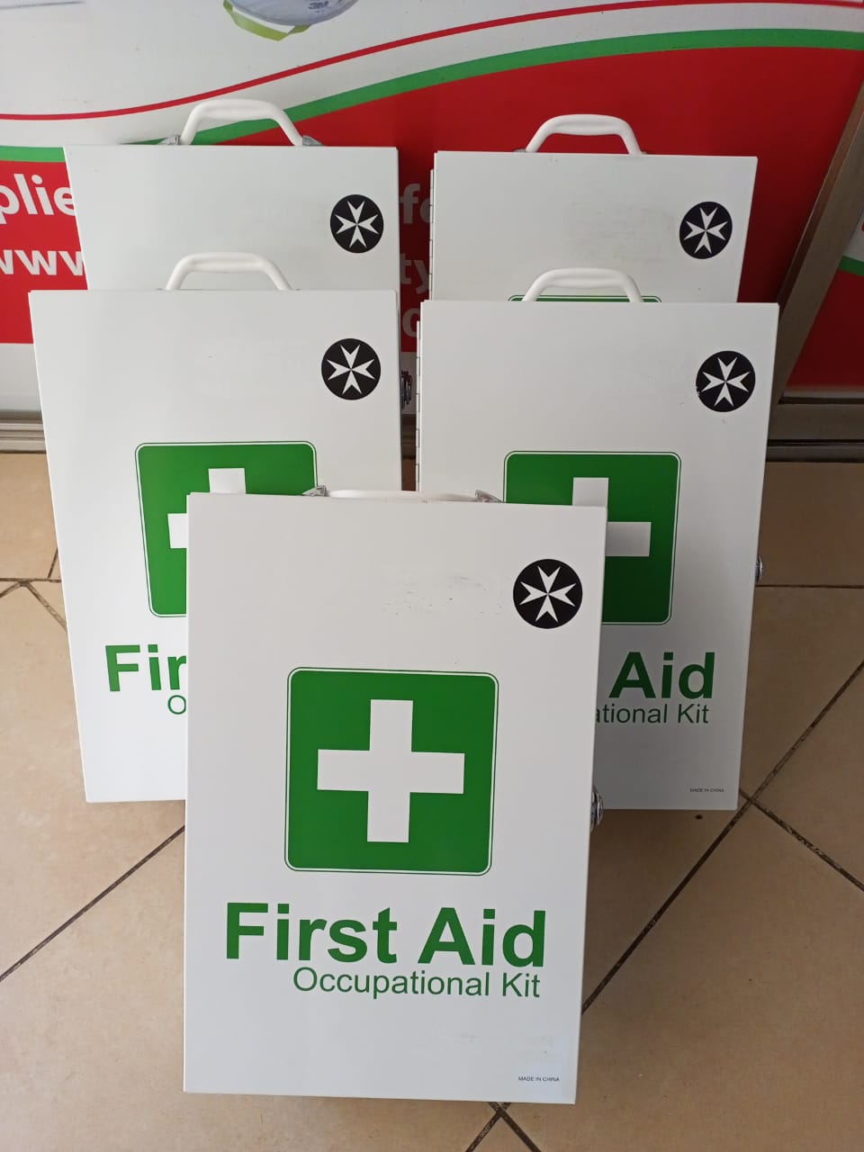 Vsafety 31014 Cartello Primo Soccorso - Adesivo Verde 300x100 Mm, Norma EN ISO 7010, Autoadesivo Per Interni/Esterni